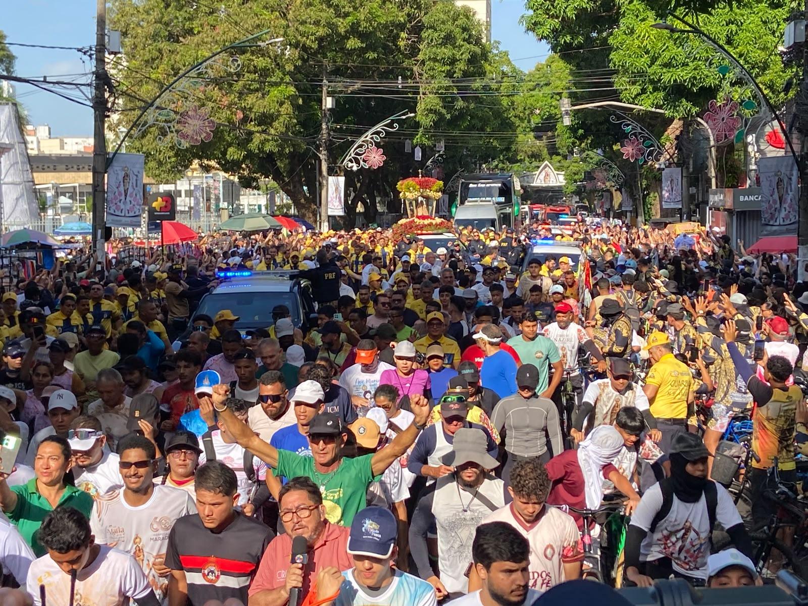 Após a missa na Basílica Santuário de Nazaré, na manhã desta sexta-feira, a Imagem Peregrina foi colocada na berlinda e começou o Traslado para Ananindeua